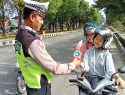 Hari kelima Operasi Keselamatan,Satlantas Polres Merangin Tetap laksanakan Tindakan Humanis dan Berikan Bunga Tanda Pengendara Tanda Terjalinnya Komunikasi yang Harmonis