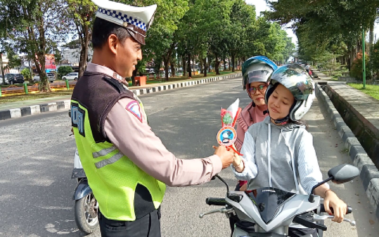 Hari kelima Operasi Keselamatan,Satlantas Polres Merangin Tetap laksanakan Tindakan Humanis dan Berikan Bunga Tanda Pengendara Tanda Terjalinnya Komunikasi yang Harmonis