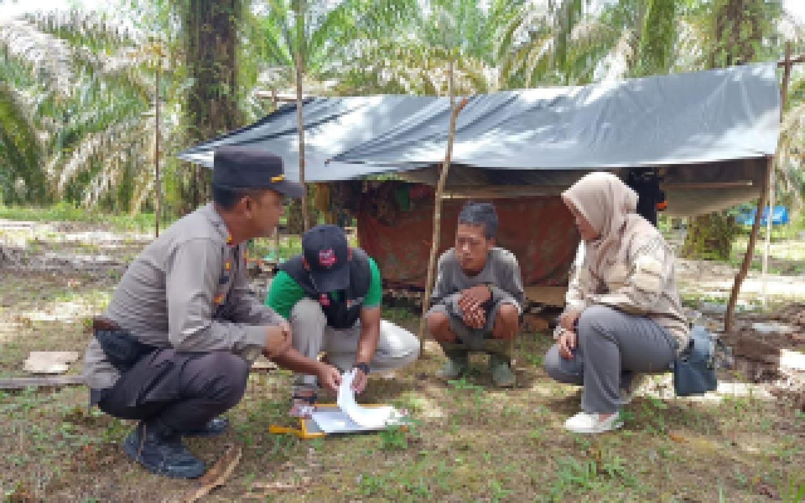 Kapolsek Tabir Selatan mengawal Pelaksanaan Coklit di Pemukiman Suku Anak Dalam, demi suksesnya Pemutakhiran data pemilih Pemilu 2024