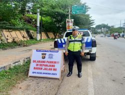 Satlantas Polres Merangin Laksanakan Pemasangan  Himbauan dan Edukasi Drivert Truck untuk Tidak Parkir di Badan Jalan.