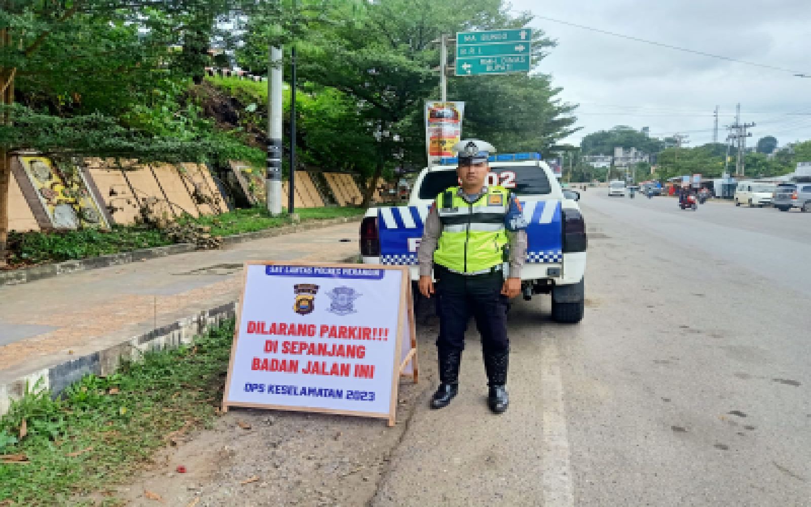 Satlantas Polres Merangin Laksanakan Pemasangan  Himbauan dan Edukasi Drivert Truck untuk Tidak Parkir di Badan Jalan.