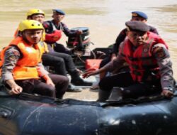 Kapolres Merangin beri Semangat pada Personil SAR Gabungan di Sungai Merangin.