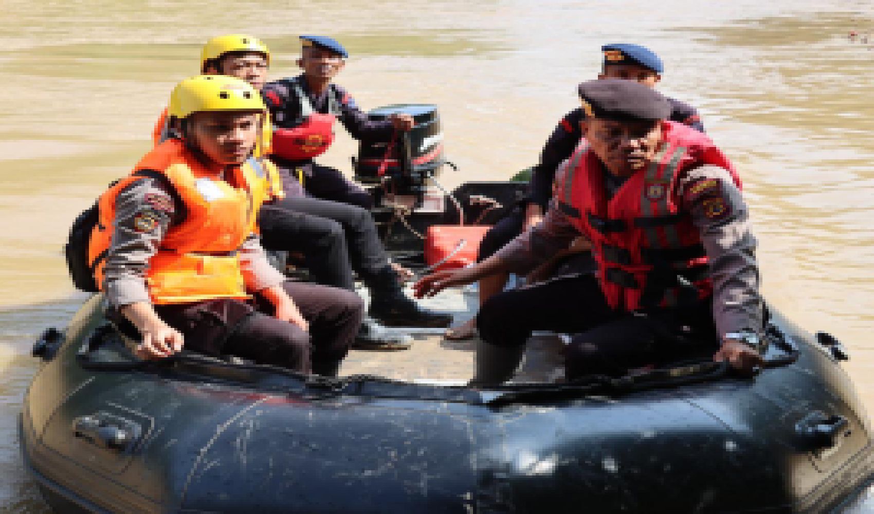 Kapolres Merangin beri Semangat pada Personil SAR Gabungan di Sungai Merangin.