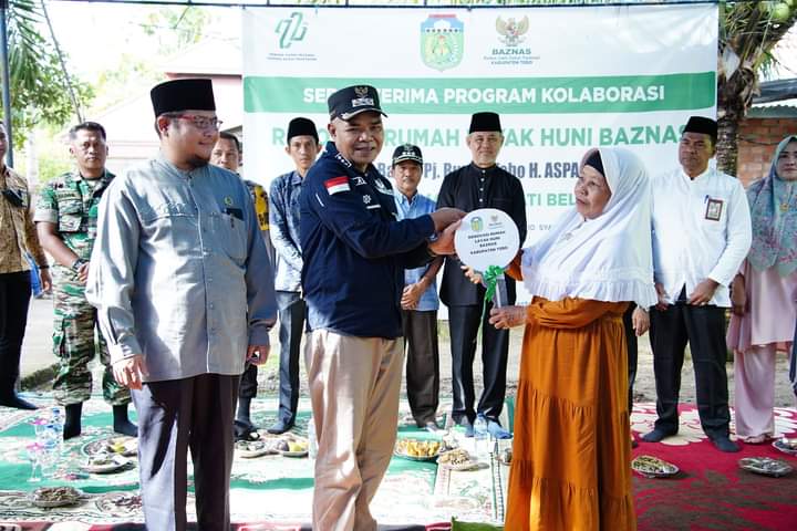 Pj.Bupati Tebo H.Aspan.ST Menyerahkan  Kunci Rumah Layak Huni Untuk Ibu Asma