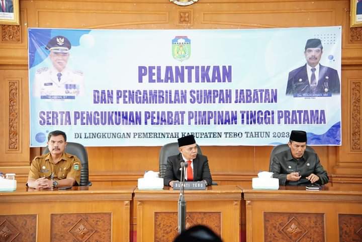 Pj.Bupati Tebo H.Aspan ST Melantik 4 Pejabat Pimpinan Tinggi Pratama  Setingkat Kepala Dinas  Di Aula Pendopo Rumah Dinas Bupati