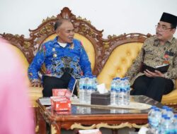 Pj.Bupati Tebo H.Aspan.ST Didampingi Asisten Sekda Drs H.M.Isa M.Y Memimpin Rapat Evaluasi Uji Coba Operasional Penyelenggaraan Layanan Mal Pelayanan Publik Kabupaten Tebo Di Rumah Dinas Bupati Tebo