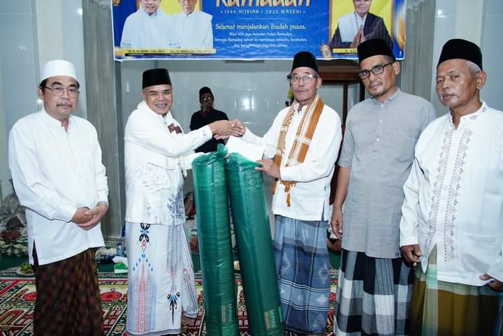 Lurah Muara Tebo Mawardii SE Mendampingi Pj Bupati Tebo  H.Aspan ST Solat Isa Dan Tarawih Di Masjid Nurul Iman  Bungkal Kel Muara Tebo