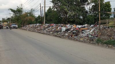 Tumpukan Sampah Liar Di Jalan Urip Sumoharjo Arjawinangun Meresahkan Bagi Warga Sekitar Dan Pengguna Jalan