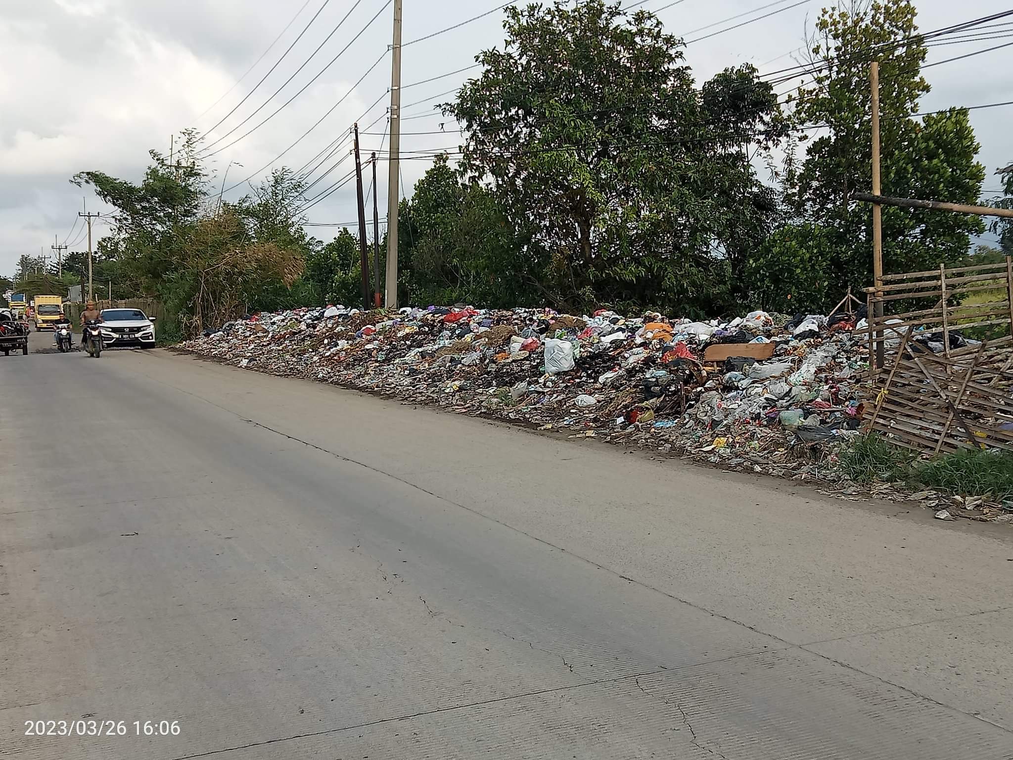 Tumpukan Sampah Liar Di Jalan Urip Sumoharjo Arjawinangun Meresahkan Bagi Warga Sekitar Dan Pengguna Jalan