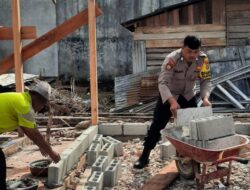 Bhabinkamtibmas Polsek Jaya : Ikut Gotong Royong Bantu Warga Bangun Rumah