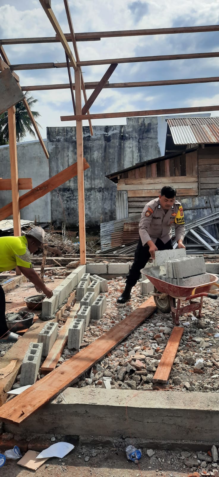 Bhabinkamtibmas Polsek Jaya : Ikut Gotong Royong Bantu Warga Bangun Rumah