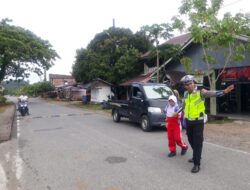 Satlantas Polres Aceh Jaya : Bantu Anak Sekolah Sebrang Jalan Cegah Kecelakaan