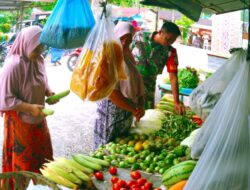 Tinjau Pasar Tradisional : Babinsa Himbau Tidak Menimbun Sembako