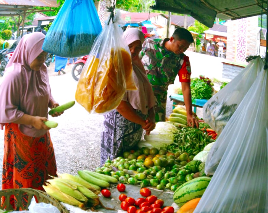 Tinjau Pasar Tradisional : Babinsa Himbau Tidak Menimbun Sembako