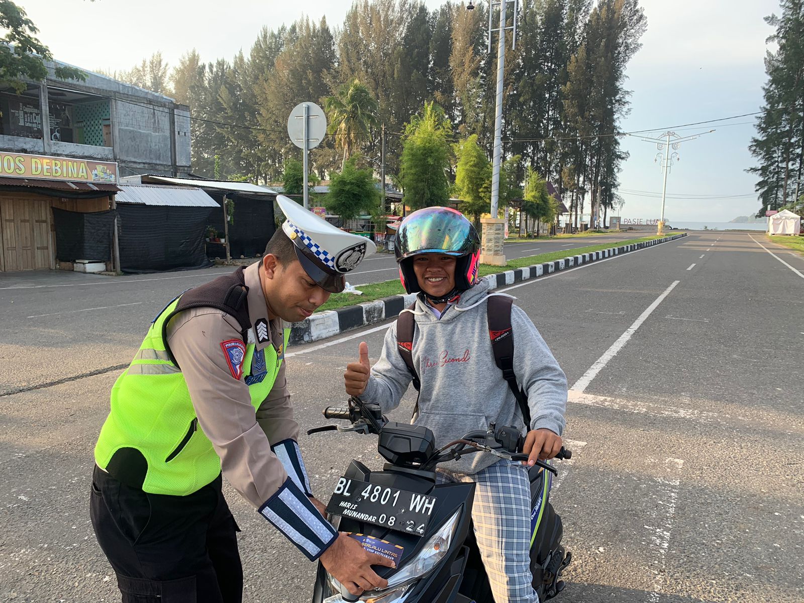 Edukasi Keselamatan : Satlantas Polres Aceh Jaya : Pasang Stiker Kendaraan Warga