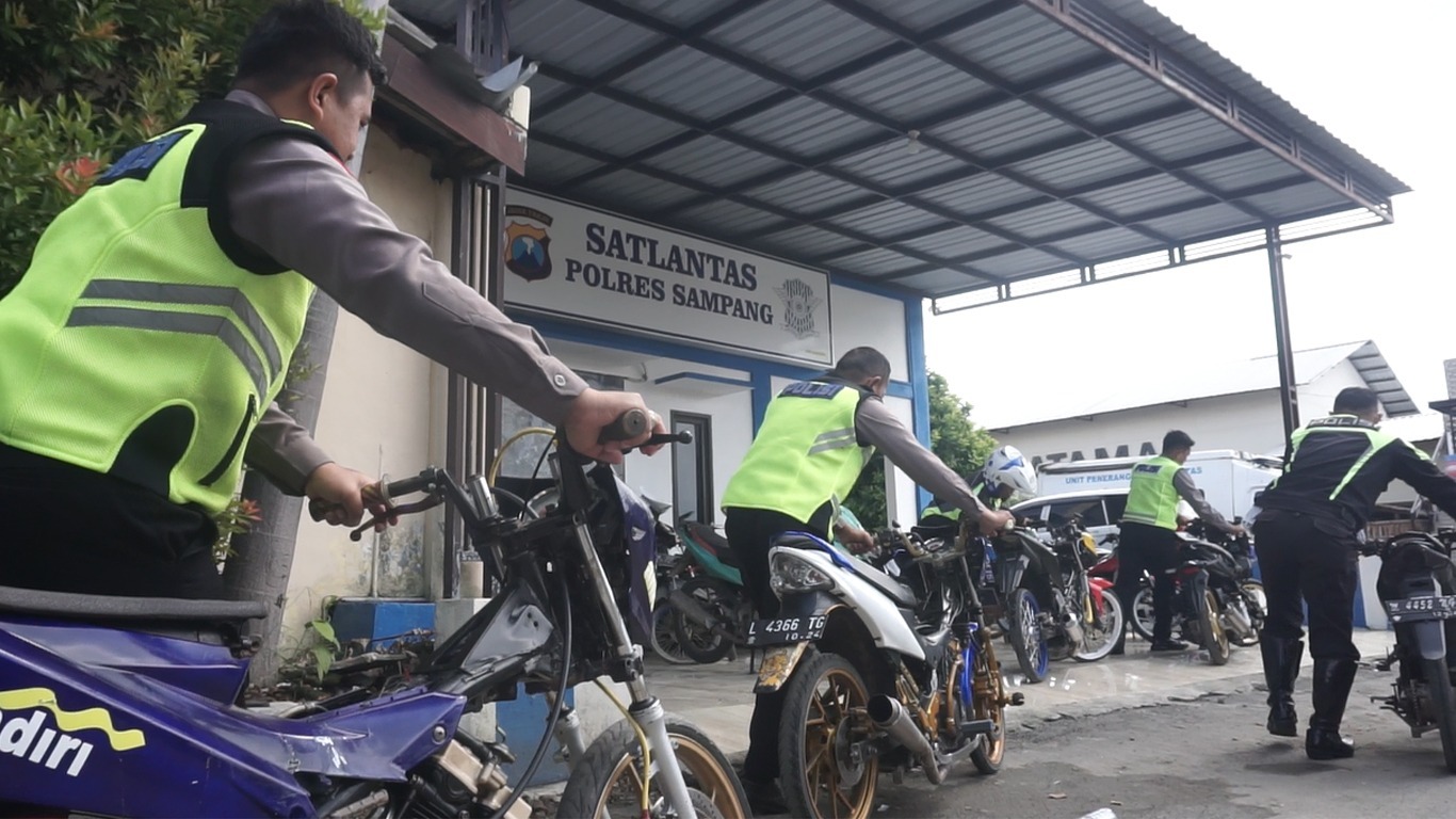 Tindak Lanjut Jum’at Curhat : Polres Sampang Amankan Puluhan Sepeda Motor Balap Liar Di JLS