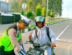 Edukasi Keselamatan : Satlantas Polres Aceh Jaya Pasang Stiker Kendaraan Warga