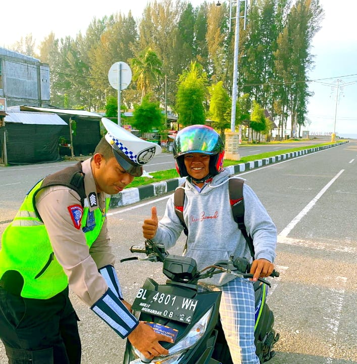 Edukasi Keselamatan : Satlantas Polres Aceh Jaya Pasang Stiker Kendaraan Warga