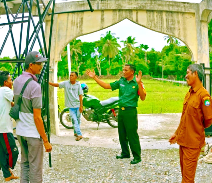 Sambut Ramadhan : Babinsa Dan Warga Lembah Sabil Percantik Masjid