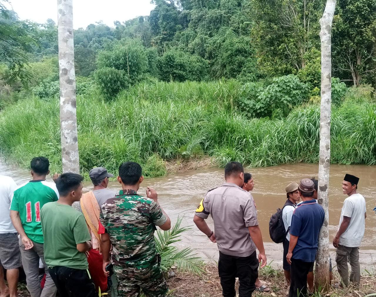 ” Suaidi di duga Hanyut ” sejak pagi, TNI/Polri,Relawan Tiga Desa Cari Korban di Sungai Batang Nilo