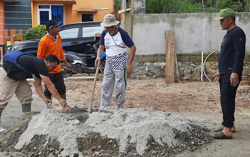 Para Pejabat Merangin Mendadak Jadi Tukang Di Lokasi Pembangunan Masjid Pribadi Bupati H Mashuri