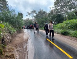 Polisi Bantu Bersihkan Jalan  Dampak Abu Vulkanik Pasca Erupsi Merapi