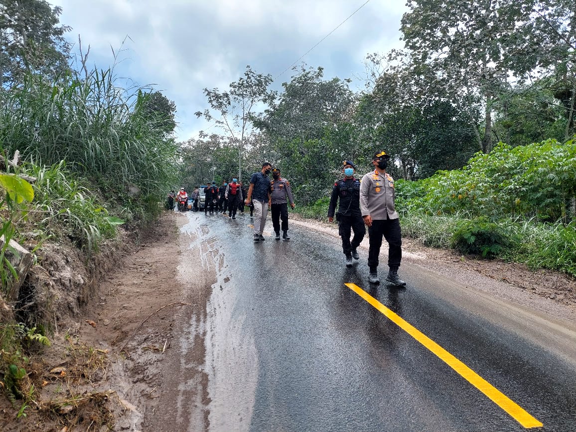 Polisi Bantu Bersihkan Jalan  Dampak Abu Vulkanik Pasca Erupsi Merapi