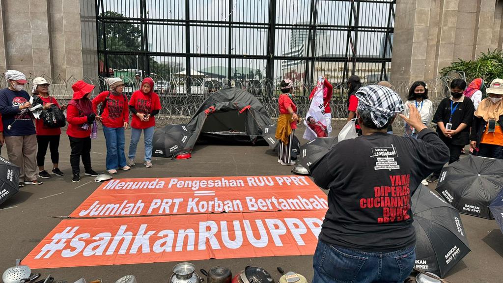 Press Release … Kami Izin Majikan Untuk Menunggu Mbak Puan Digerbang DPR : Aksi Tenda Perempuan PRT Hari Ke III