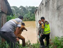 Kapolsek Tabir Cek Perumahan Warga Pasca Hujan Deras dan Beri Pemahaman akan Bencana Alam bersama Camat Tabir Ilir