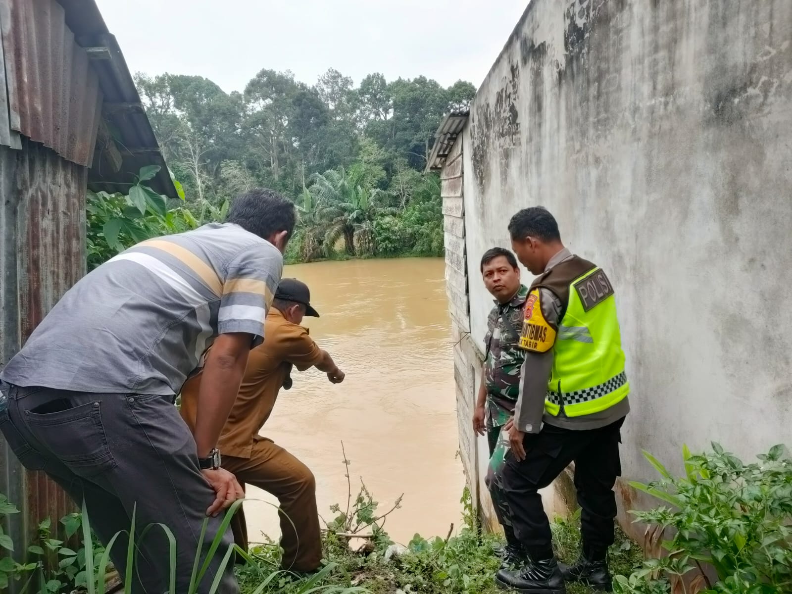 Kapolsek Tabir Cek Perumahan Warga Pasca Hujan Deras dan Beri Pemahaman akan Bencana Alam bersama Camat Tabir Ilir