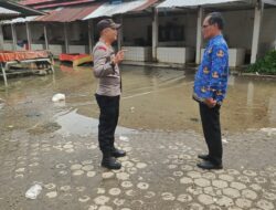 Kapolsek Tebo Tengah Akp Tanto  Manurung SH.MH  Beserta Anggota  Dan Lurah Muara Tebo Mawardi S.Sos Mengecek Banjir Di Pasar Bungur Muara Tebo