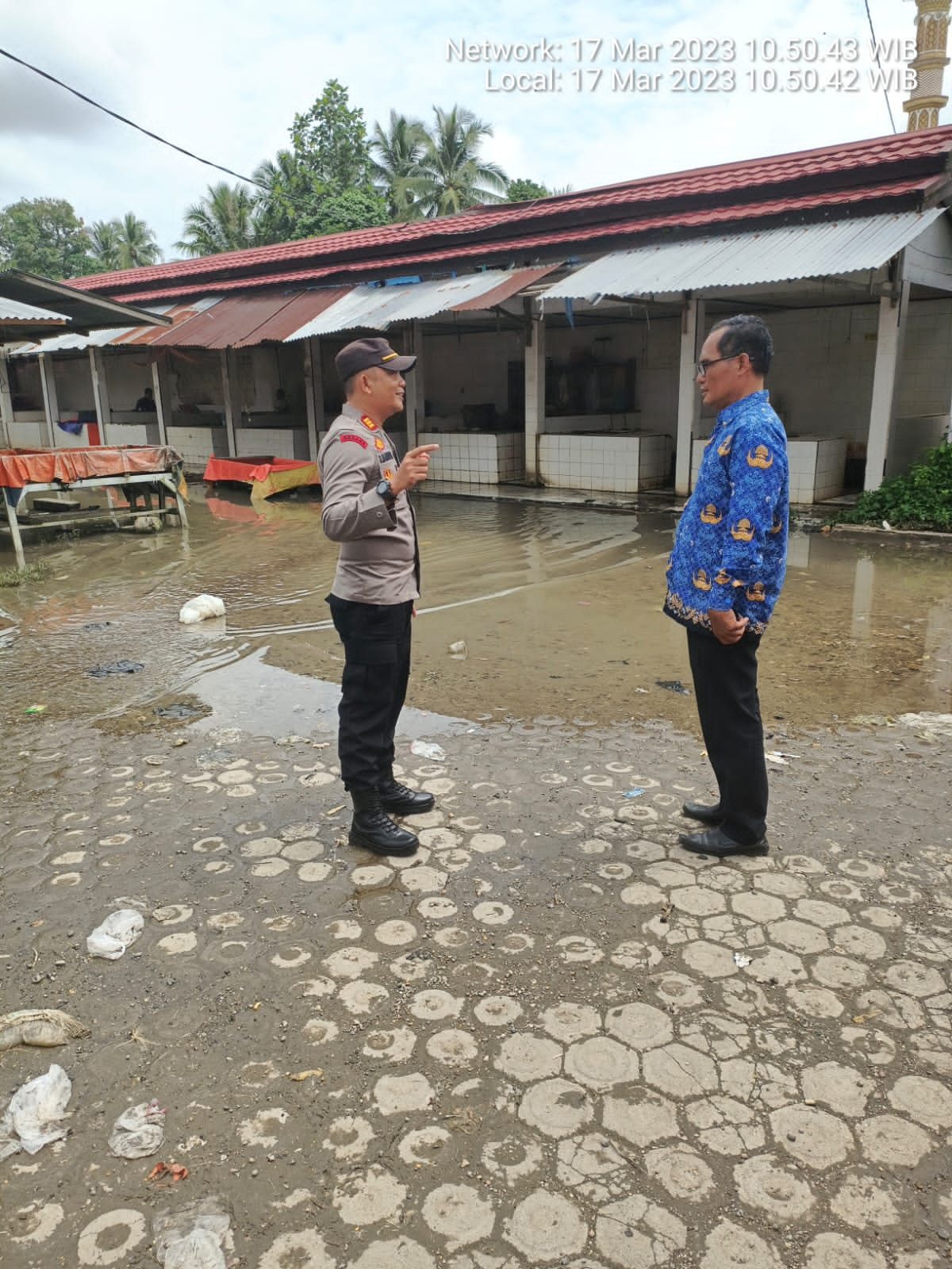 Kapolsek Tebo Tengah Akp Tanto  Manurung SH.MH  Beserta Anggota  Dan Lurah Muara Tebo Mawardi S.Sos Mengecek Banjir Di Pasar Bungur Muara Tebo