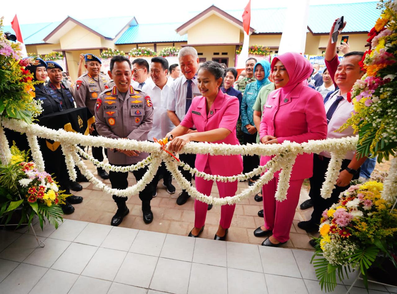 Kapolri Jenderal Listyo Sigit Prabowo  Meresmikan Pembangunan  Asrama Brimob Polda Kalimantan Barat