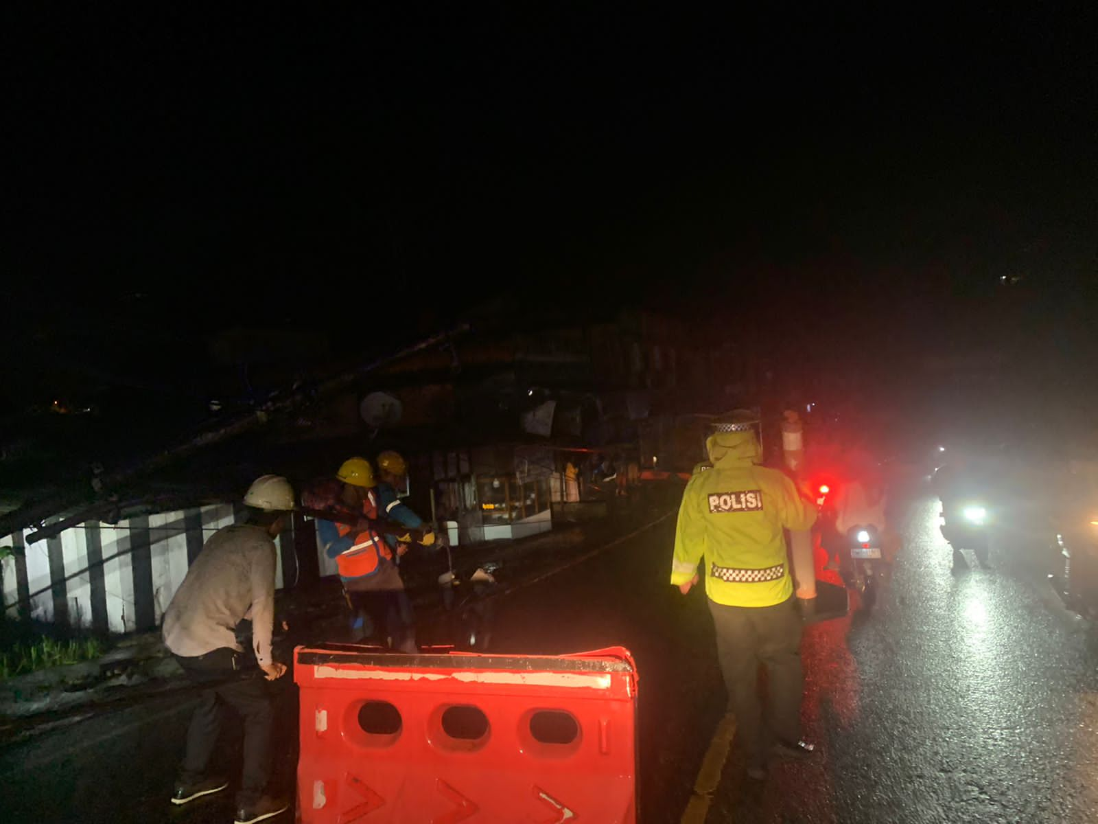 Breaking News , Kasat Lantas Polres Merangin Laksanakan Pengaturan Jalan ” tiang listrik bertegangan roboh ” di Ruas Jalan Bukit Tiung