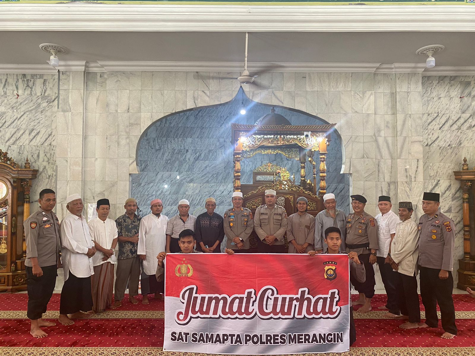 Jum’at curhat,Sat Samapta Polres Merangin,Laporkan pada kepolisian bila Ada permasalahan di tengah masyarkat agar ada tindakan secara Profesional.