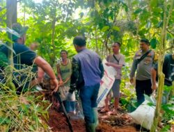 Bersama Warga, Bhabinkamtibmas Polsek Sukorejo Bangun Saluran Air Minum.