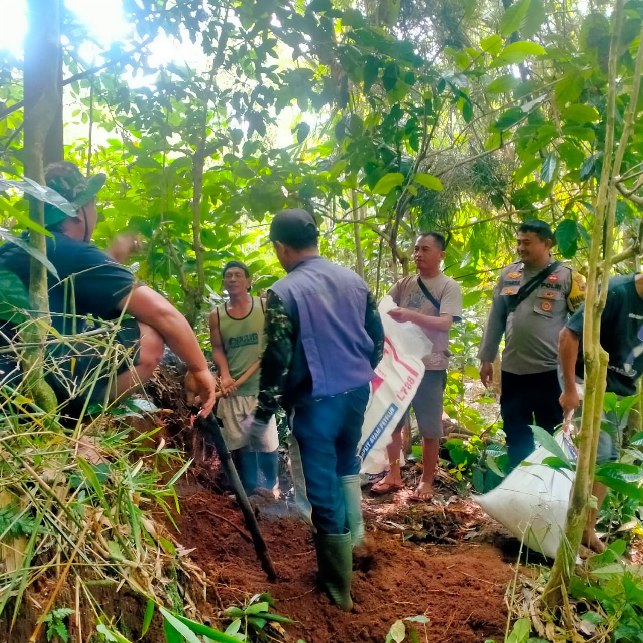 Bersama Warga, Bhabinkamtibmas Polsek Sukorejo Bangun Saluran Air Minum.