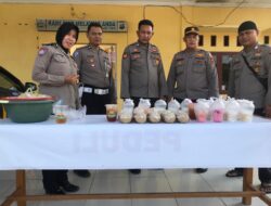 Polsek Tabir bagi Taqjil pada pengendara kendaraan bermotor dan laksanakan pengamanan pasar beduk