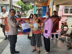 Polisi Peduli Anak, Polsek Ketanggungan Bagikan Makanan Tambahan Kepada Balita.