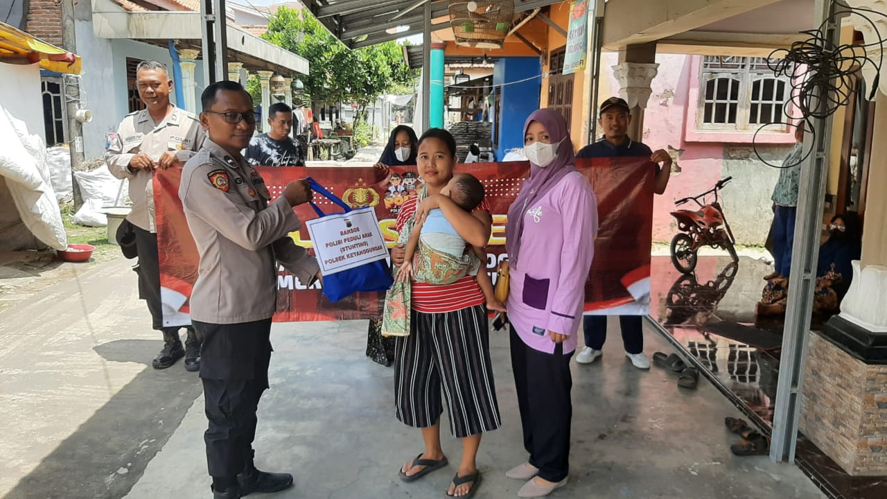 Polisi Peduli Anak, Polsek Ketanggungan Bagikan Makanan Tambahan Kepada Balita.