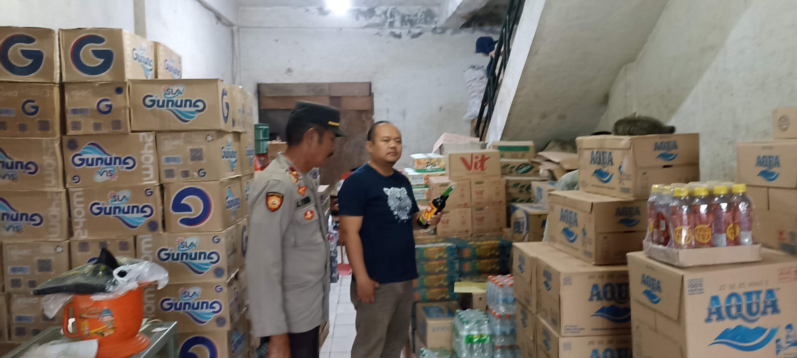 Gelar Operasi Minuman Keras Polsek Bekasi Utara Sita 2 Dus berisi 24 Botol Miras