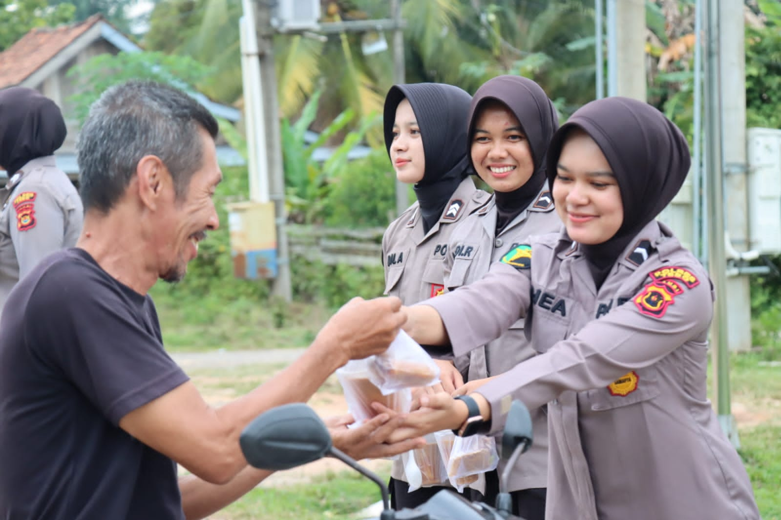 Polwan Polres Tebo Berbagi Taqjil  Kepada Sesama Pada Bulan Ramadhan Yang Penuh Berkah