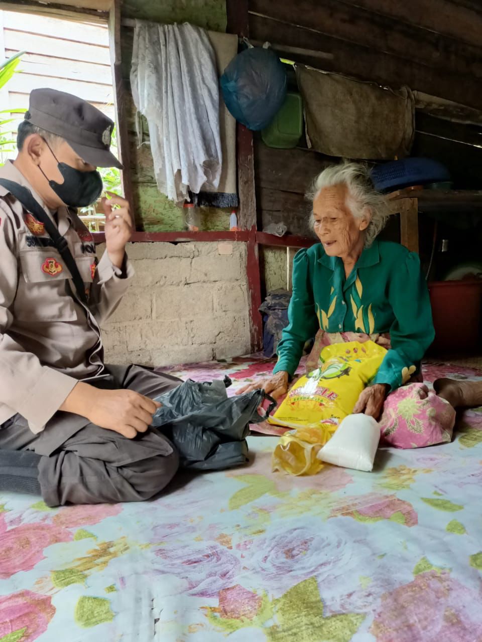 Kapolsek Muara Tabir  Ipda  Trisman Menditribusikan Bantuan Sosial  Kepada Masyarakat  Yang Kurang Mampu Di Desa Tanah Garo Kec.Muara Tabir