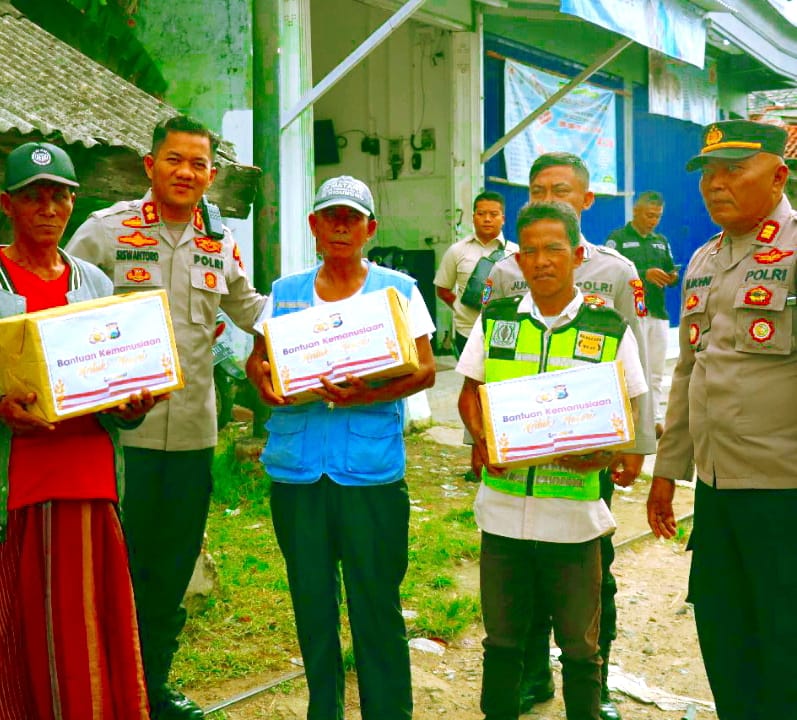 Kapolres Sampang Bagikan Sembako : Kepada Warga Tidak Mampu Kecamatan Camplong