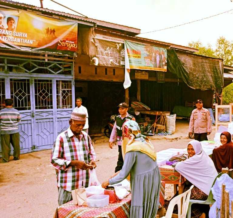 Kapolsek Nurussalam Bersama Personel : Gatur Lalin Dan PAM Pasar Takjil Buka Puasa Dipusat Pasar Ulee Ateung