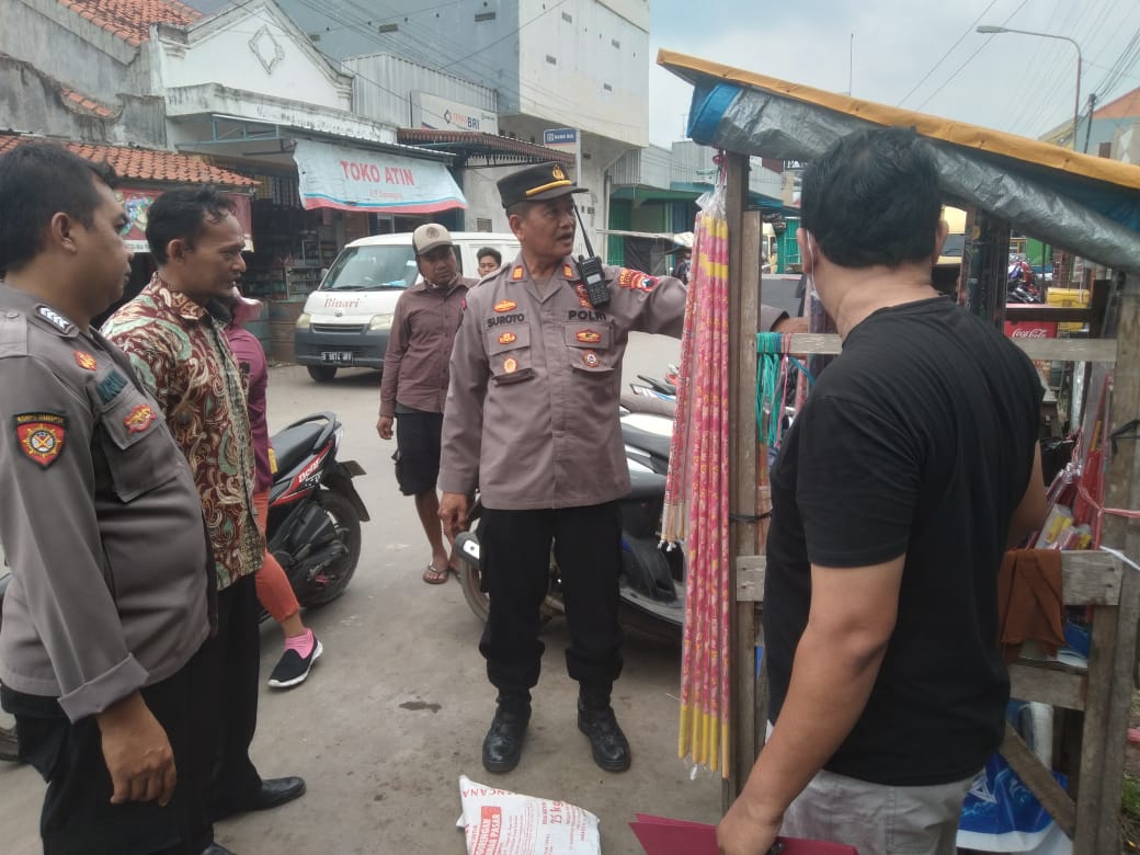 Polsek Ketanggungan Gelar Razia, Ribuan Petasan Dan Ratusan Botol Miras Diamankan.