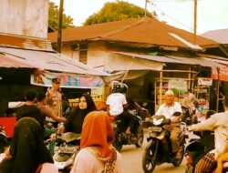 Personel Polsek Kembang Tanjung – Gelar Pengamanan Pasar Tumpah