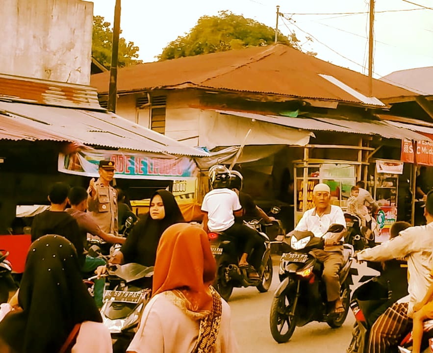 Personel Polsek Kembang Tanjung – Gelar Pengamanan Pasar Tumpah