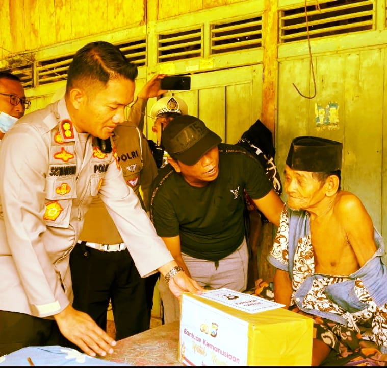 Kapolres Sampang Berikan Bantuan : Kepada Kakek Viral Desa Batuporo Barat – Kedundung