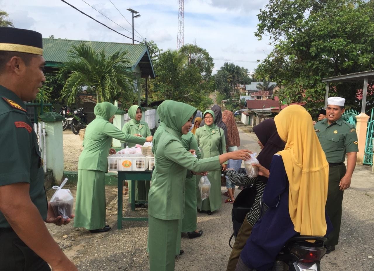 Turun Ke Jalan, Koramil 08/Tabir Bagikan Takjil Buka Puasa